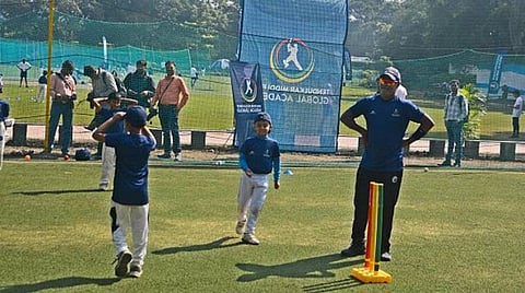 டெண்டுல்கர் மிடில்செக்ஸ் குளோபல் அகாடமியில் குழந்தைகளுக்குப் பயிற்சியளிக்கும் வினோத் காம்ப்ளி. | கெட்டி இமேஜஸ்.