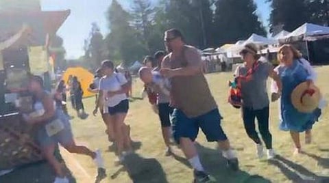 துப்பாக்கி சூடு நடந்த இடத்தில் இருந்து உயிரைக் காப்பாற்றிக்கொள்ள ஓடும் மக்கள் : படம் உதவி ட்விட்டர்