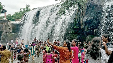 திற்பரப்பு அருவியில் உற்சாகமாக செல்பி எடுக்கும் சிறுமிகள் | படம்: எல்.மோகன்.