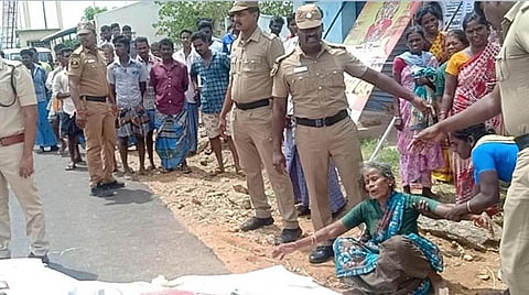 சம்பவ இடத்தில் போலீஸார் பார்வை