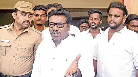 ராமநாதபுரம் ஆட்சியர் அலுவலகத்துக்கு வந்த நடிகர் கருணாஸ் எம்எல்ஏ.