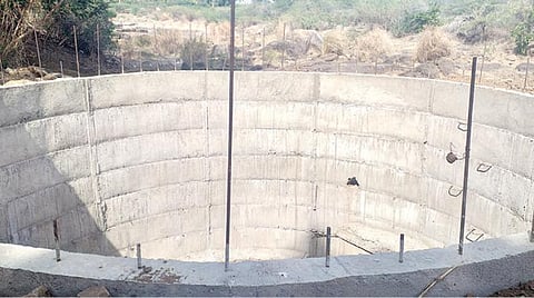 தேனி அருகே பள்ளபட்டி மூல வைகை ஆற்றில் நீர் திருட்டுக்காக சிலர் அமைத்துள்ள ராட்சத உறை கிணறு.﻿﻿﻿﻿﻿﻿