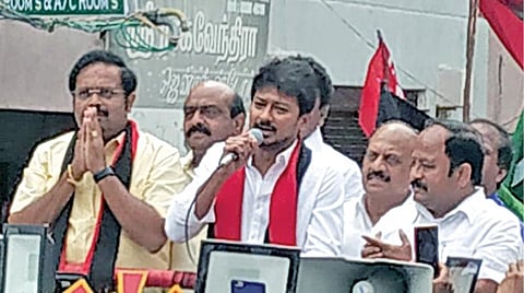 குடியாத்தம் காங்கிரஸ் ஹவுஸ் ரோட்டில் பிரச்சாரத்தில் ஈடுபட்ட உதயநிதி ஸ்டாலின்.