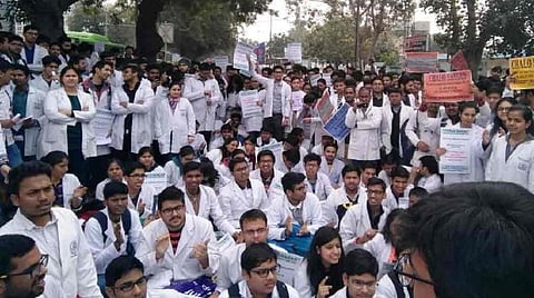 அரசு மருத்துவர்களுக்கு குரூப்-1 அதிகாரிகள் அளவுக்கு சம்பளம்: பரிசீலிக்க உயர் நீதிமன்றம் அறிவுறுத்தல்