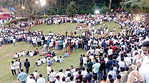 கர்நாடக மாநிலம் சிக்கமகளூருவில் கபே காபி டே நிறுவனத்தின் உரிமையாளர் வி.ஜி.சித்தார்த்தாவின் உடலுக்கு அஞ்சலி செலுத்துவதற்காக நேற்று ஏராளமானோர் கூடி இருந்தனர்.படம்: பிரகாஷ் ஹாசன்