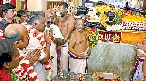 காஞ்சிபுரம் வரதராஜப் பெருமாள் கோயிலில் சயன கோலத்தில் காட்சி தரும் அத்திவரதரை வழிபடும் துணை முதல்வர் ஓ.பன்னீர் செல்வம்.படம்:எம்.முத்துகணேஷ்