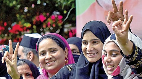 முத்தலாக் தடை மசோதா நிறைவேறியதால் பிரதமர் நரேந்திர மோடி படத்துக்கு பாலாபிஷேகம்: முஸ்லிம் பெண்கள் மகிழ்ச்சி