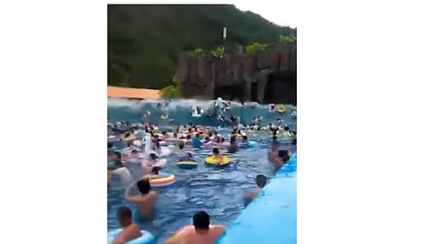 சீனாவில் நீர் விளையாட்டு அரங்கில்  திடீரென எழுந்த ராட்சச அலை: 44 பேர் காயம்