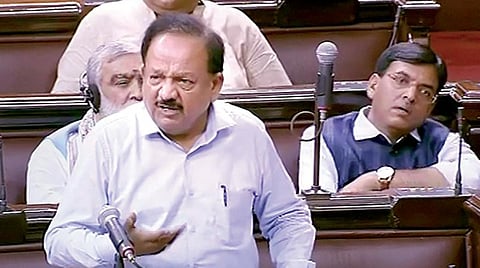 மத்திய சுகாதார அமைச்சர் ஹர்ஷ் வர்தன், மாநிலங்களவையில் தேசிய மருத்துவ ஆணைய மசோதா மீதான விவாதத்துக்கு நேற்று பதில் அளித்து பேசினார். படம்: பிடிஐ