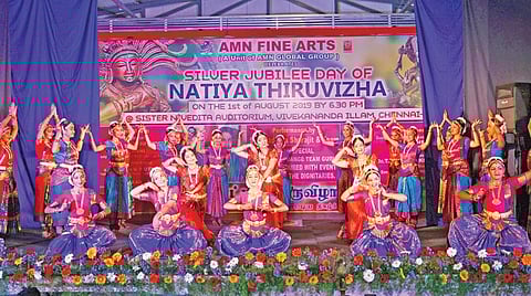 ஏஎம்என் ஃபைன் ஆர்ட்ஸ் சார்பில் கின்னஸ் சாதனைக்காக ‘நாட்டிய திருவிழா-366’ என்ற பெயரில் 366 நாட்கள் நடைபெறும் பாரம்பரிய நாட்டிய கலை நிகழ்ச்சிகள் கடந்த ஜூலை 8-ம் தேதி தொடங்கியது. இந்நிகழ்ச்சியின் 25-வது வெள்ளி விழா நாள் சென்னை விவேகானந்தா இல்லம் அரங்கில் நேற்று கொண்டாடப்பட்டது. இதில் 25 பரதநாட்டிய கலைஞர்கள் பல்வேறு கருத்துகளை முன்னிறுத்தி நடனமாடினர். படம்: பு.க.பிரவீன்