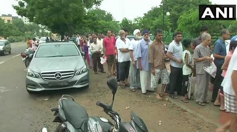 வதோதராவில் பெரும்வெள்ளம்: வீடுகளைச் சூழ்ந்த தண்ணீர்; பால் வாங்க வரிசையில் காத்திருக்கும் மக்கள்