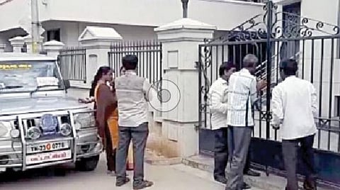 ஆம்பூரில் திருமண மண்டபத்துக்கு 'சீல்' வைக்கும் வருவாய் துறையினர். உள்படம்: ‘சீல்' வைக்கப்பட்ட திருமண மண்டபம்.