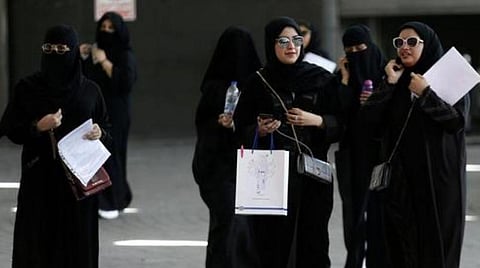 ஆண்களிடம் அனுமதி பெற்று வெளிநாடு செல்ல வேண்டும்:  பெண்கள் மீதான தடையை நீக்கியது சவுதி அரசு