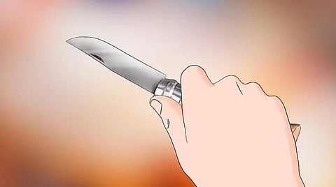 மதுரையில் 10-ம் வகுப்பு மாணவர்கள் மோதல்: பென்சில் கத்தியால் தாக்கிக் கொண்டவர்களை எச்சரித்து அனுப்பியது போலீஸ்