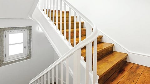 மாடிப் படிகளில் கவனம் வேண்டும்