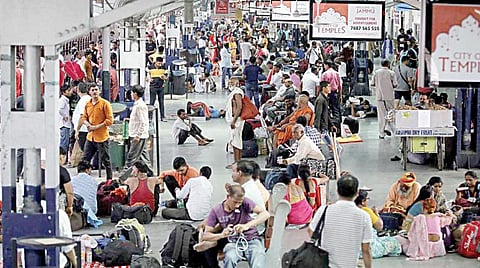 ஆக்கிரமிப்பு காஷ்மீர் எல்லையில் தீவிரவாத முகாம் மீது இந்திய ராணுவம் தாக்குதல்: படை குவிப்பால் காஷ்மீரில் பெரும் பதற்றம்;  அத்தியாவசிய பொருட்களுக்கு கடும் தட்டுப்பாடு; கூட்டம் கூட்டமாக வெளியேறும் சுற்றுலாப் பயணிகள்