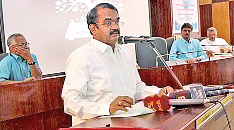 மத்திய அரசின் விஞ்ஞான் பிரச்சார் நிறுவனம் சார்பில் ’தமிழில் அறிவியல்’ என்ற தலைப்பில் 2 நாள் விழிப்புணர்வு கருத்தரங்கம் சென்னை கோட்டூர்புரம் அண்ணா நூற்றாண்டு நூலகத்தில் நேற்று தொடங்கியது. இந்நிகழ்ச்சியில் பங்கேற்று பேசிய விஞ்ஞானி மயில்சாமி அண்ணாதுரை.படம்: ம.பிரபு