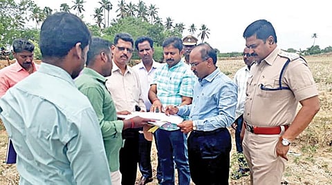 உயர் நீதிமன்ற மதுரை கிளை உத்தரவின்பேரில், முதலைப்பட்டியில் ஆக்கிரமிப்பில் உள்ள குளத்தின் பரப்பளவு குறித்து நேற்று ஆய்வு செய்த மாவட்ட வருவாய் அலுவலர் ச.சூர்யபிரகாஷ். உடன், குளித்தலை டிஎஸ்பி சுகுமாரன், கோட்டாட்சியர் எம்.லியாகத் உள்ளிட்டோர்.