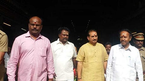 மீனாட்சியம்மன் கோயிலுக்கு சுவாமி தரிசனம் செய்ய வந்த பிரதமர் மோடியின் சகோதரர் பங்கஜ் மோடியுடன், மக்களவை முன்னாள் துணை சபாநாயகர் தம்பிதுரை.