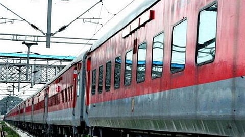 விரைவு ரயில்களின் வேகத்தை அதிகரிக்க நடவடிக்கை: ﻿4 ஆயிரம் கி.மீ. தொலைவுக்கு தண்டவாளங்களை புதுப்பிக்க இந்திய ரயில்வே துறை திட்டம்;  செலவினத்தை தவிர்க்க ‘செயில்’ நிறுவனத்திடம் தண்டவாளங்கள் வாங்க வலியுறுத்தல்