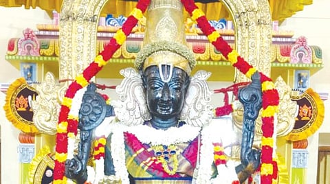 அத்திவரதரை தரிசிக்க 2 லட்சம் பேர் குவிந்தனர்; வரிசையில் பக்தர்கள் இருக்கும்வரை இரவில் நடை திறந்திருக்கும்: மாவட்ட ஆட்சியர் பொன்னையா அறிவிப்பு
