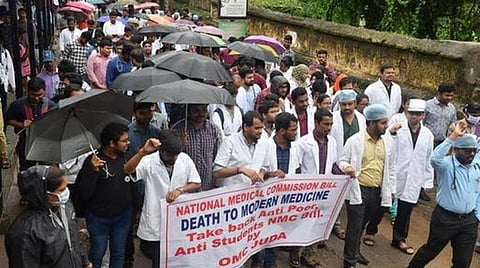 தேசிய மருத்துவ ஆணையத்துக்கு எதிர்ப்பு; மருத்துவ மாணவர்கள் இன்று வகுப்பு புறக்கணிப்பு போராட்டம்: மருத்துவ சேவை பாதிக்கும் அபாயம் 