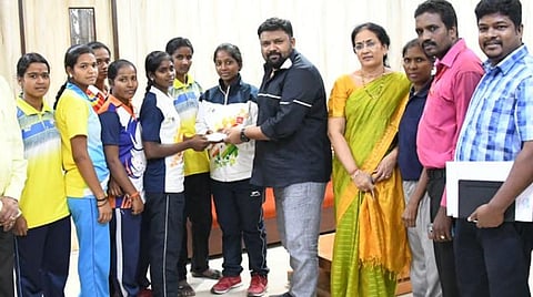 'அறம் பழகு' எதிரொலி: கபடி வீராங்கனைகளின் ஓராண்டு படிப்புச் செலவை ஏற்ற கோபிநாத்!