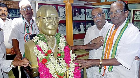 ஓசூர் தொரப்பள்ளி ராஜாஜி நினைவு இல்லத்தில் உள்ள ராஜாஜி சிலைக்கு குமரிஅனந்தன் மாலை அணிவித்து மரியாதை செலுத்தினார்.