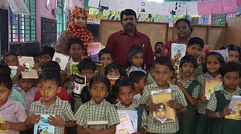 மாநகராட்சி பள்ளிக்கு வகுப்பறை நூலகம்: விடுமுறைக்கு வரும்போதெல்லாம் அரசுப் பள்ளிகளுக்கு உதவும் மதுரை பெண்