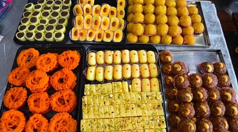 செயற்கை வண்ணங்களில் பலகாரங்கள் விற்பனை: குழந்தைகளுக்கு மூளைபாதிப்பு ஏற்படுவதாக உணவுப் பாதுகாப்புத் துறை எச்சரிக்கை