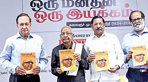 ‘தி இந்து’ குழுமத்தின் 'பிரண்ட்லைன்' ஆங்கில இதழ் தயாரித்துள்ள 'ஒரு மனிதன், ஒரு இயக்கம்' என்ற நூல் வெளியீட்டு விழா சென்னை ராஜா அண்ணாமலை மன்றத்தில் நேற்று நடைபெற்றது. ’இந்து' என்.ராம் தலைமையில் நடைபெற்ற இந்த விழாவில், திராவிடர் கழகத் தலைவர் கி.வீரமணி நூலை வெளியிட, திமுக அமைப்புச் செயலாளர் ஆர்.எஸ்.பாரதி முதல் பிரதியைப் பெற்றுக் கொண்டார். உடன் ‘பிரண்ட்லைன்' ஆசிரியர் ஆர்.விஜயசங்கர். படம்: ம.பிரபு