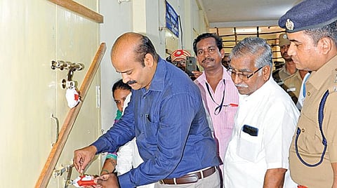 வேலூர் மக்களவைத் தேர்தல்: வாக்குப்பதிவு இயந்திரங்கள் அறைக்கு- ﻿3 அடுக்கு போலீஸ் பாதுகாப்பு 