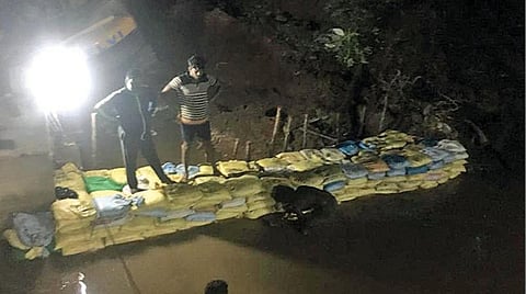 குனியமுத்தூர் வாய்க்காலில் ஏற்பட்ட உடைப்பை இரவில் சரிசெய்த பொதுப்பணித்துறையினர்.