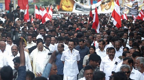 கருணாநிதியின் முதலாம் ஆண்டு நினைவு தினம்;  நினைவிடத்தில் ஸ்டாலின், அழகிரி, வைகோ, வைரமுத்து உள்ளிட்டோர் மலர் தூவி அஞ்சலி