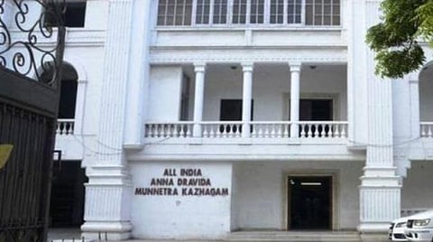 மாவட்டச் செயலாளர் பதவியில் இருந்து தி.நகர் சத்யாவை நீக்கக் கோரி அதிமுக அலுவலகம் முற்றுகை