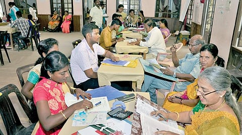 பிஎட் படிப்புக்கான நேரடி கலந்தாய்வு சென்னை திருவல்லிக்கேணியில் உள்ள லேடி வெலிங்டன் கல்வியியல் மேம்பாட்டு நிறுவனத் தில் நேற்று தொடங்கியது. முதல் நாள் சிறப்பு பிரிவு கலந்தாய்வில் மாற்றுத் திறனாளிகள் கலந்துகொண்டனர்.படம்: பு.க.பிரவீன்