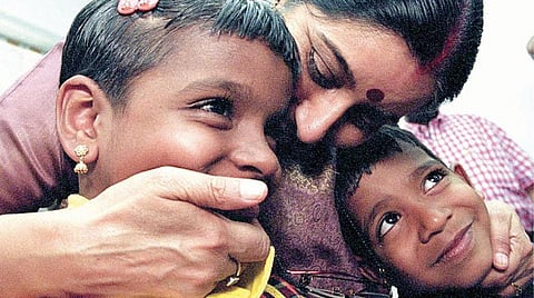 எய்ட்ஸ் பாதித்த குழந்தைகளிடம் பாசம் காட்டியவர்