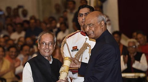 பிரணாப் முகர்ஜி, நானாஜி தேஷ்முக், பூபென் ஹசாரிகாவுக்கு பாரத ரத்னா விருது: குடியரசுத் தலைவர் வழங்கினார்