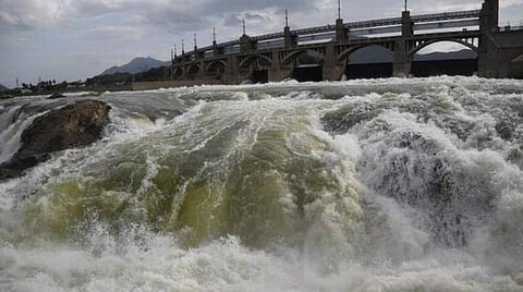 காவிரியில் தமிழகத்துக்கு 1 லட்சம் கன அடி நீர் திறப்பு: கரையோர பகுதிகளில் வெள்ள அபாய எச்சரிக்கை