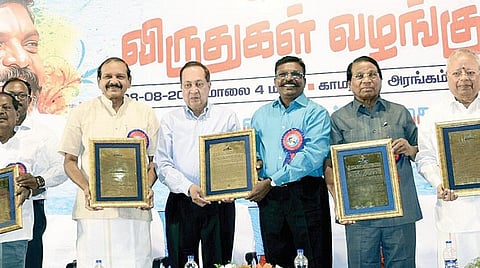 விடுதலைச் சிறுத்தைகள் கட்சி சார்பில், விருதுகள் வழங்கும் விழா சென்னை தேனாம்பேட்டை காமராஜர் அரங்கில் நேற்று நடைபெற்றது. இதில் (இடமிருந்து) நாகப்பன், பீட்டர் அல்போன்ஸ், ‘இந்து’ என்.ராம், விஐடி பல்கலைக்கழக வேந்தர் ஜி.விசுவநாதன், தொழிலதிபர் நல்லி குப்புசாமி ஆகியோருக்கு தொல்.திருமாவளவன் விருதுகளை வழங்கினார். படம்: ம.பிரபு