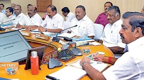 தமிழக முதல்வர் பழனிசாமி தலைமையில் சென்னை தலைமைச் செயலகத்தில் மாவட்ட ஆட்சித் தலைவர்களின் ஆய்வுக் கூட்டம் நேற்று நடைபெற்றது. இக்கூட்டத்தில் துணை முதல்வர் ஓ.பன்னீர்செல்வம், அமைச்சர்கள், மாவட்ட கண்காணிப்பு அலுவலர்களாக நியமிக்கப்பட்டுள்ள அரசு செயலாளர்கள் மற்றும் அரசு உயர் அலுவலர்கள் கலந்து கொண்டனர். படம்: ம.பிரபு