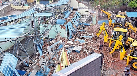 இடிந்து விழுந்த பார்சல் பிரிவு கட்டிடம். படம்: ஜெ.மனோகரன்