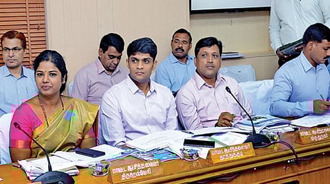 ﻿2 நாள் ஆய்வுக் கூட்டம் நிறைவடைந்தது; குடிமராமத்து, மழைநீர் சேகரிப்பு முக்கியமானது: மாவட்ட ஆட்சியர்களுக்கு முதல்வர் பழனிசாமி அறிவுறுத்தல்