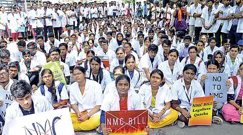 மத்திய அரசு அறிவித்துள்ள தேசிய மருத்துவ ஆணைய மசோதாவுக்கு எதிர்ப்பு தெரிவித்து சென்னை மருத்துவக் கல்லூரி, ஸ்டான்லி, கீழ்ப்பாக்கம் ஆகிய மருத்துவக் கல்லூரி மாணவர்கள் சென்னை மாவட்ட ஆட்சியர் அலுவலகம் அருகே ஆர்ப்பாட்டத்தில் ஈடுபட்டனர். படம்: க.ஸ்ரீபரத்