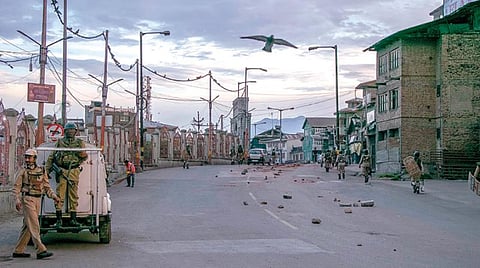 காஷ்மீரில் நேற்று கட்டுப்பாடுகள் தளர்த்தப்பட்டன. இதைத் தொடர்ந்து ஸ்ரீநகரில் உள்ள மசூதிகளில் நேற்று தொழுகை நடைபெற்றது. அப்போது சிலர் பாதுகாப்புப் படை வீரர்கள் மீது கற்களை வீசிவிட்டு தப்பியோடிவிட்டனர். இதனால் சாலை வெறிச்சோடி கிடக்கிறது.படம்: பிடிஐ