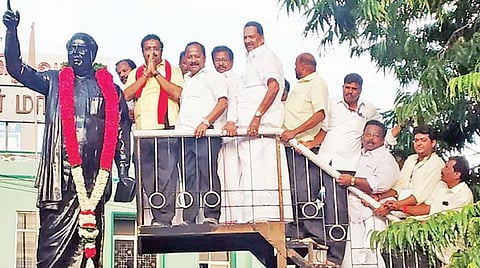 மக்களவை தேர்தலில் வெற்றி பெற்ற கதிர்ஆனந்த் ஊர்வலமாக சென்று வேலூர் மாநகராட்சி 3-வது மண்டல அலுவலகத்தில் உள்ள அண்ணா சிலைக்கு மாலை அணிவித்து மரியாதை செலுத்தினார். அருகில், எம்எல்ஏக்கள் ஆர்.காந்தி, ஏ.பி.நந்தகுமார், கார்த்திகேயன் உள்ளிட்டோர்.