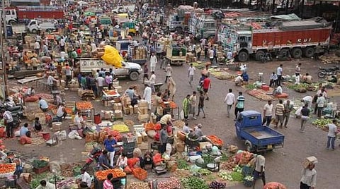 ஜம்மு சந்தையில் பொருட்களை வாங்க குவிந்துள்ள மக்கள்