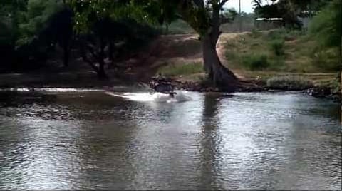 ஆற்றுப்பாலம் இல்லாத அவலம்: மரக்கட்டையில் பிணத்தைக்கட்டி கரைபுரண்டோடும் வெள்ளத்தில் நீந்திச் சென்ற கிராம மக்கள் 