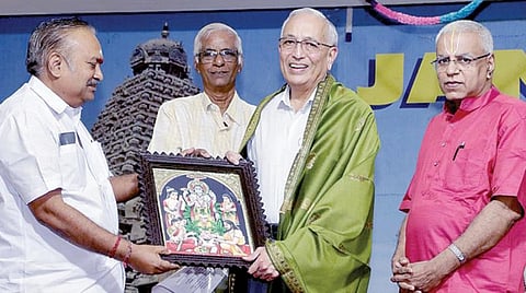 கும்பகோணம் ஜனரஞ்சனி சபாவில் இசை விழாவை நேற்று தொடங்கிவைத்த சென்னை மியூசிக் அகாடமியின் தலைவர் ‘இந்து’ என்.முரளிக்கு நினைவுப் பரிசு வழங்குகிறார் தியாக பிரம்ம மகோற்சவ சபையின் உறுப்பினர் சுதாகர் மூப்பனார். உடன், சிட்டி யூனியன் வங்கியின் தலைவர் ஆர்.மோகன், சபா செயலாளர் ஜி.கே.பாலசுப்பிரமணியன்.