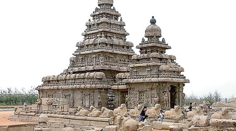 மாமல்லபுரத்தில் பல்லவர்களின் சிற்பக் கலையை பறைசாற்றும் கடற்கரை கோயில்.